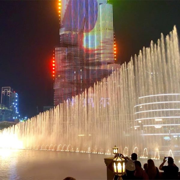 Fontänen-Show Dubai Mall beleuchtet
