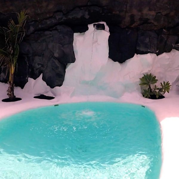 Auch der aquarell-farbene Pool ist eins der Wahrzeichen der Fundación César Manrique