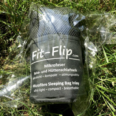 Wenn du den Fit Flip Hüttenschlafsack über Amazon bestellst, wird er mit Schutzfolie geliefert