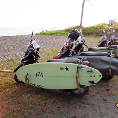 In Canggu hat fast jeder Roller eine Surfbretthalterung