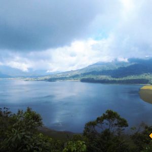 In den Bergen kann der Himmel während deiner Bali Rundreise am ehesten wolkenverhangen sein