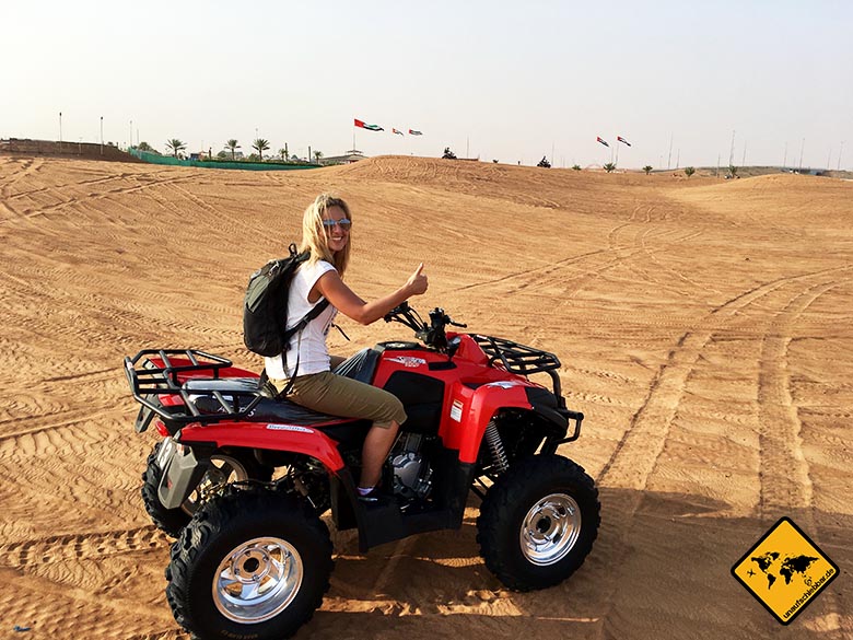 Jenny beim Quad fahren in der Dubai Wüste