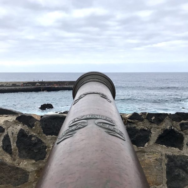 Blick über das Kanonenrohr der Bateria de Santa Barbara in Puerto Cruz