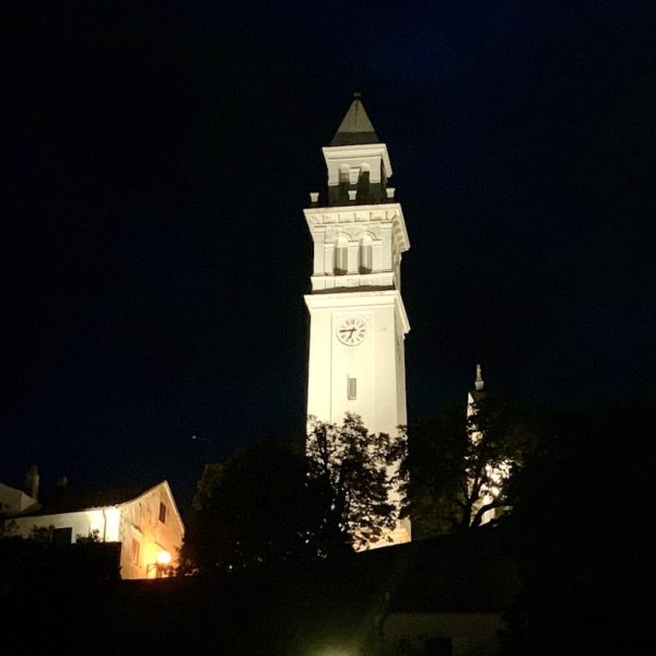 Kirchturm Novi Vinodolski abends