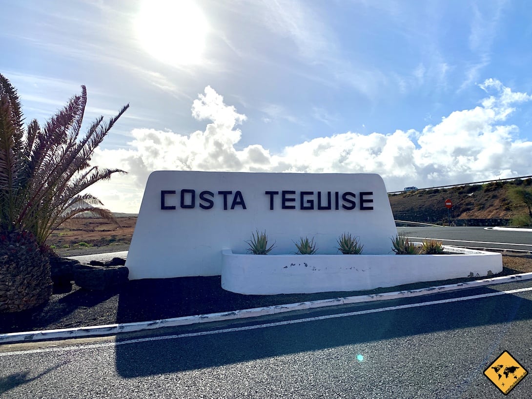 Wie überall auf Lanzarote, findest du auch an der Costa Teguise viele weiße Bauwerke und Gebäude