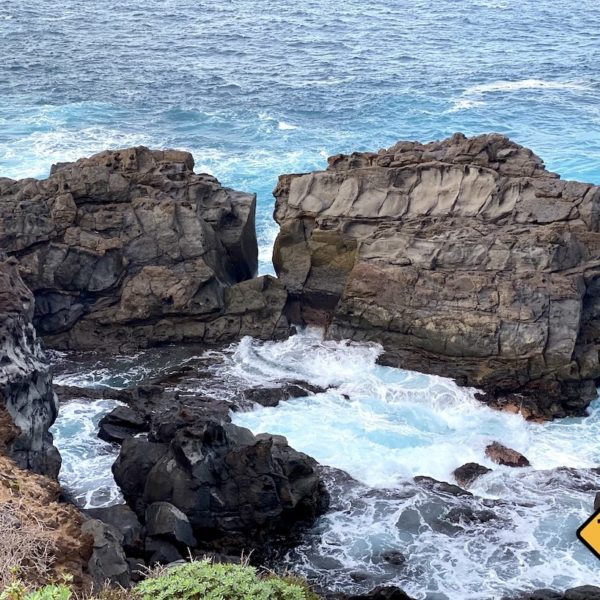 Lava-Felsen Meer türkis-blau