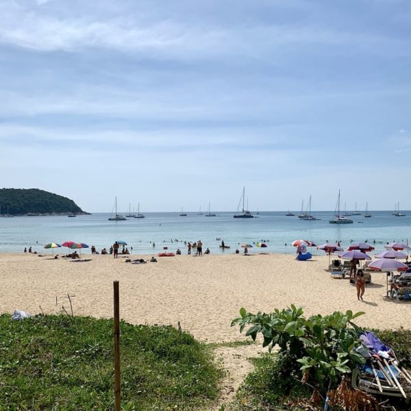 Liegestühle Nai Harn Beach Phuket