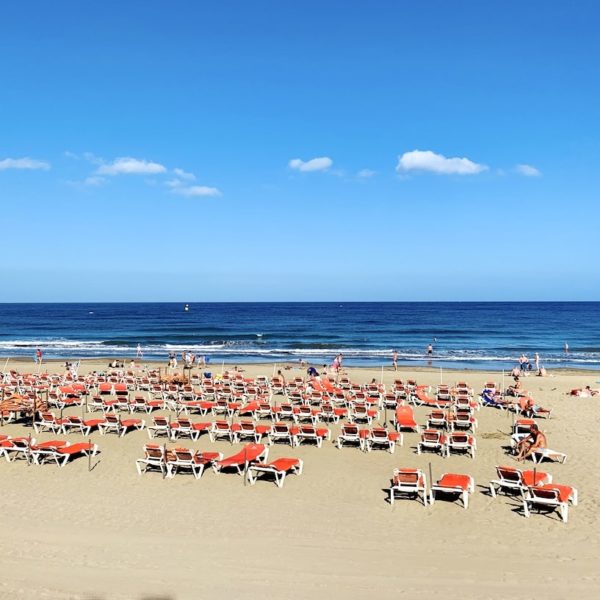 Liegestühle Strand Meer Playa del Inglés Gran Canaria