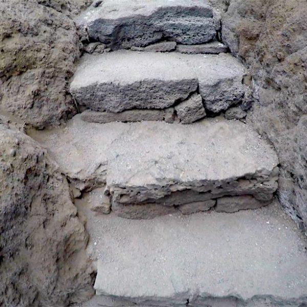 Auch die Treppen, die dich die Wege durch die Lavafelder hinaufführen, wurden natürlich ins Bild der Landschaft integriert