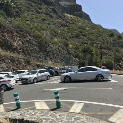 Auf dem kostenfreien Parkplatz der Masca Schlucht findest du je nach Besucherandrang nur mit Wartezeit einen Parkplatz