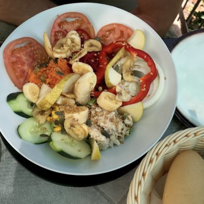 Unser empfehlenswerter Salat im Restaurante La Fuente mit tollem Blick auf die Masca Schlucht Teneriffa