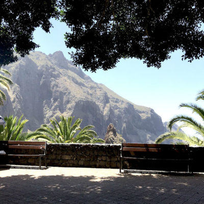 Die Bänke in der Masca Schlucht Teneriffa laden zum Verweilen ein