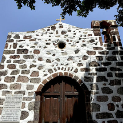 Die historische Kapelle der Masca Schlucht Teneriffa ist meistens verschlossen, sodass du sie nur von außen bewundern kannst