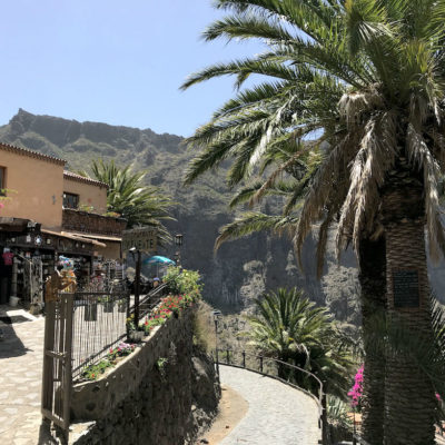 Masca Schlucht Teneriffa: Zu Beginn deiner Wanderung läufst du zunächst an einigen Restaurants und Souvenirläden vorbei