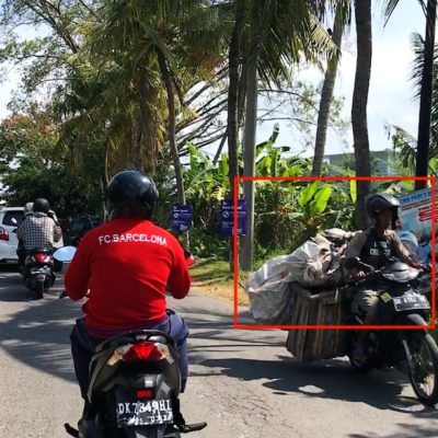 Mietwagen Bali: Einer der Gefahren für Autofahrer sind Roller, deren Ladung nicht allzu gut gesichert ist