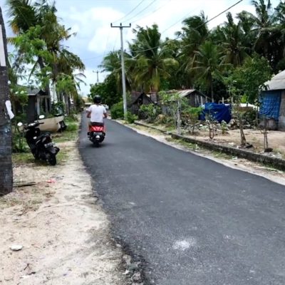 Die Straßen auf Nusa Lembongan sind tendenziell sehr schmal, sodass du hier am besten zu Fuß, mit dem Fahrrad oder dem Roller unterwegs bist. Auch der Island Buggy ist eine gute Alternative.
