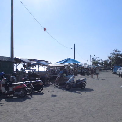 Auch am Strand gibt es in der Regel ausreichend Parkplätze für Autos