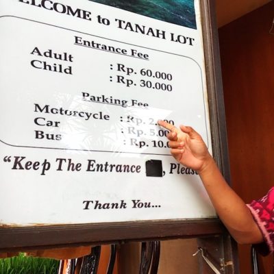 Teilweise musst du fürs Parken auf Bali eine kleine Gebühr entrichten wie hier z.B. am Tanah Lot Tempel