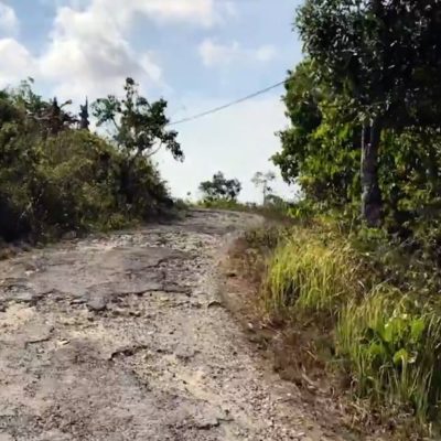 Schlechte Straßen mit vielen Schlaglöchern findest du vor allem auf Nusa Penida und in den Seitenstraßen auf Bali