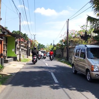 Viele Indonesier parken ihre Autos am Straßenrand, auch wenn sie dann die Fahrbahn etwas blockieren