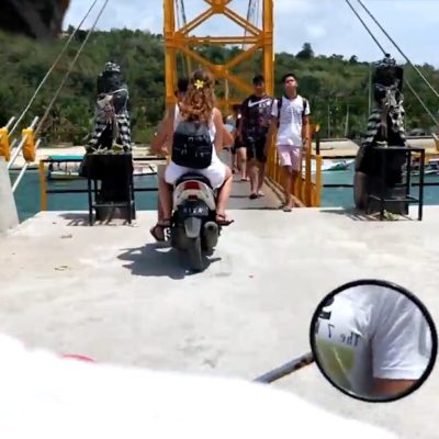 Hier siehst du die Yellow Bridge, die von Nusa Lembongan nach Nusa Ceningan führt. Sie ist so schmal, dass hier kein Auto durch passt.
