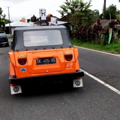 Mit einem schmalen Auto wie diesem alten VW bist du auf Bali am besten unterwegs