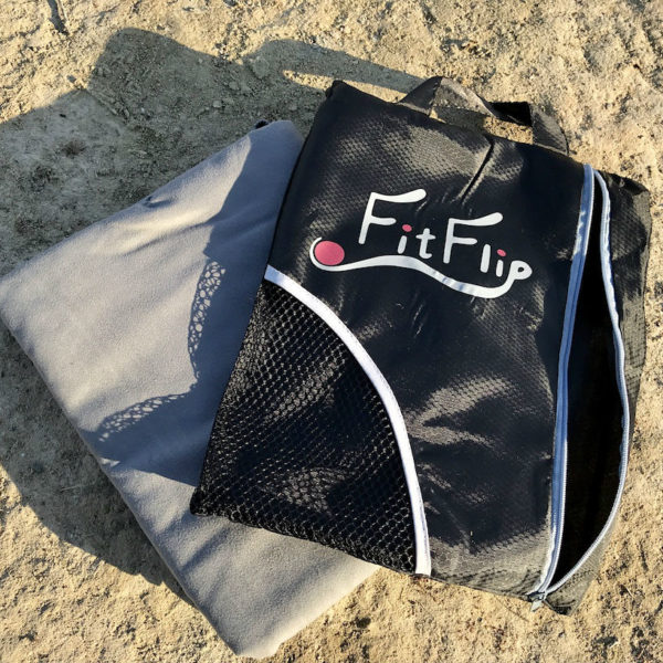 Und so sieht das Mikrofaser Badetuch von Fit Flip aus, wenn du es aus der Schutztasche herausnimmst