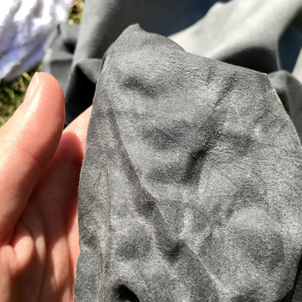 Um die Saugfähigkeit des Mikrofaser Handtuchs zu testen, haben wir es im nassen Zustand mit der Hand ausgedrückt. Du erkennst sofort, dass das Mikrofaser Handtuch im Vergleich zum Baumwoll Handtuch viel schneller trocknet.
