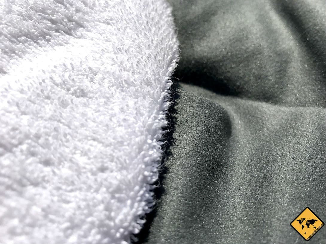 Die Fasern von einem Mikrofaser Handtuch sind im Vergleich zu Frottee (Baumwolle) deutlich feiner. Daher ist das Mikrofaser Reisehandtuch glatter und leichter.