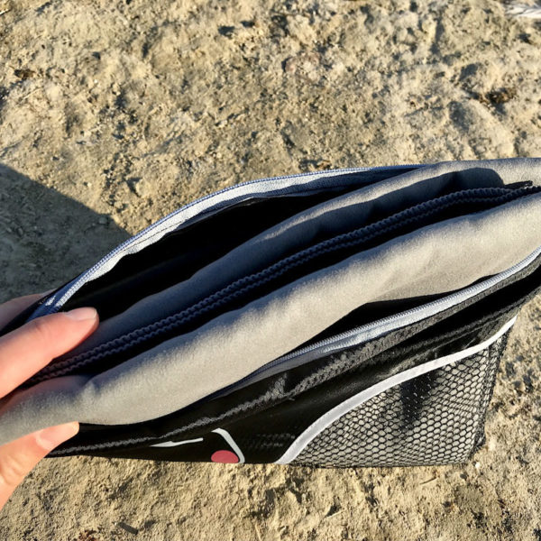 In der Seitenaufnahme siehst du, wie schön schlank das Mikrofaser Strandtuch von Fit Flip ist