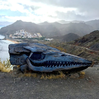 Eines der besten Kunstwerke ist der Dinosaurier-Kopf am Mirador Las Teresitas, der sich vor dem Panorama des Strandes befindet