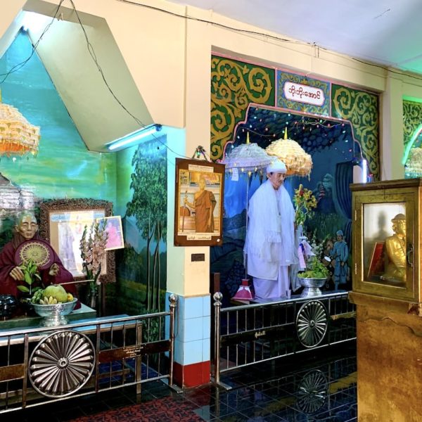 Mönch Figuren Yangon Sule Pagode