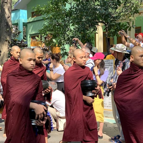 Mönche Mahagandaryon Kloster Amarapura Weg zur Essensausgabe