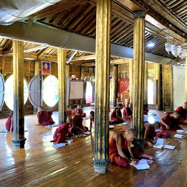 Mönche Unterricht Shwe Yan Pyay Kloster Myanmar Inle See