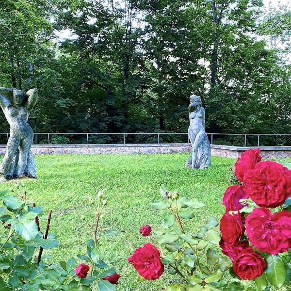 Park Schloss Siebeneichen Skulpturen Wiese