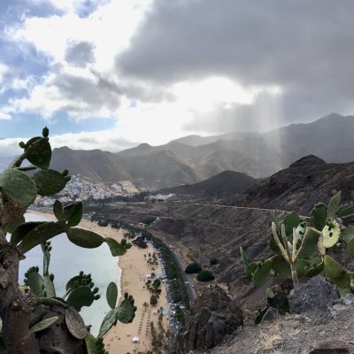 Blick vom empfehlenswerten Aussichtspunkt auf den Playa de las Teresitas Teneriffa