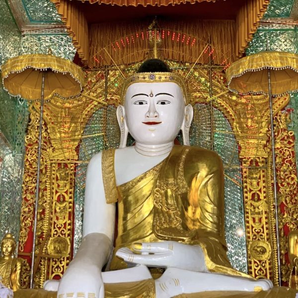 Ponnya Shin Pagode Sagaing Buddha Figur