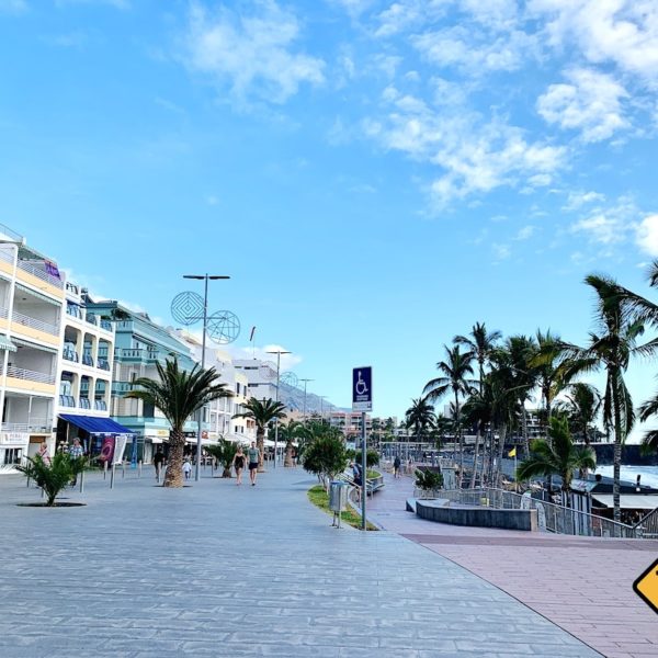 Promenade Puerto Naos tagsüber