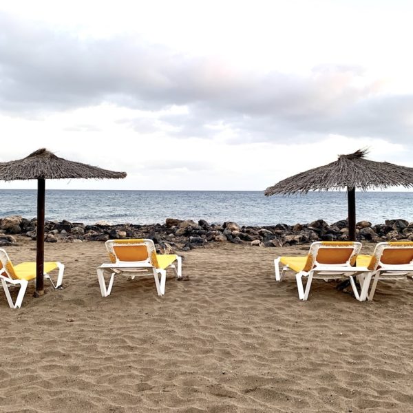 Puerto del Carmen Lanzarote Liegestühle Strand