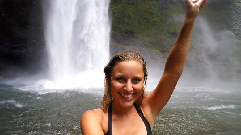 Regenzeit Bali schwimmen