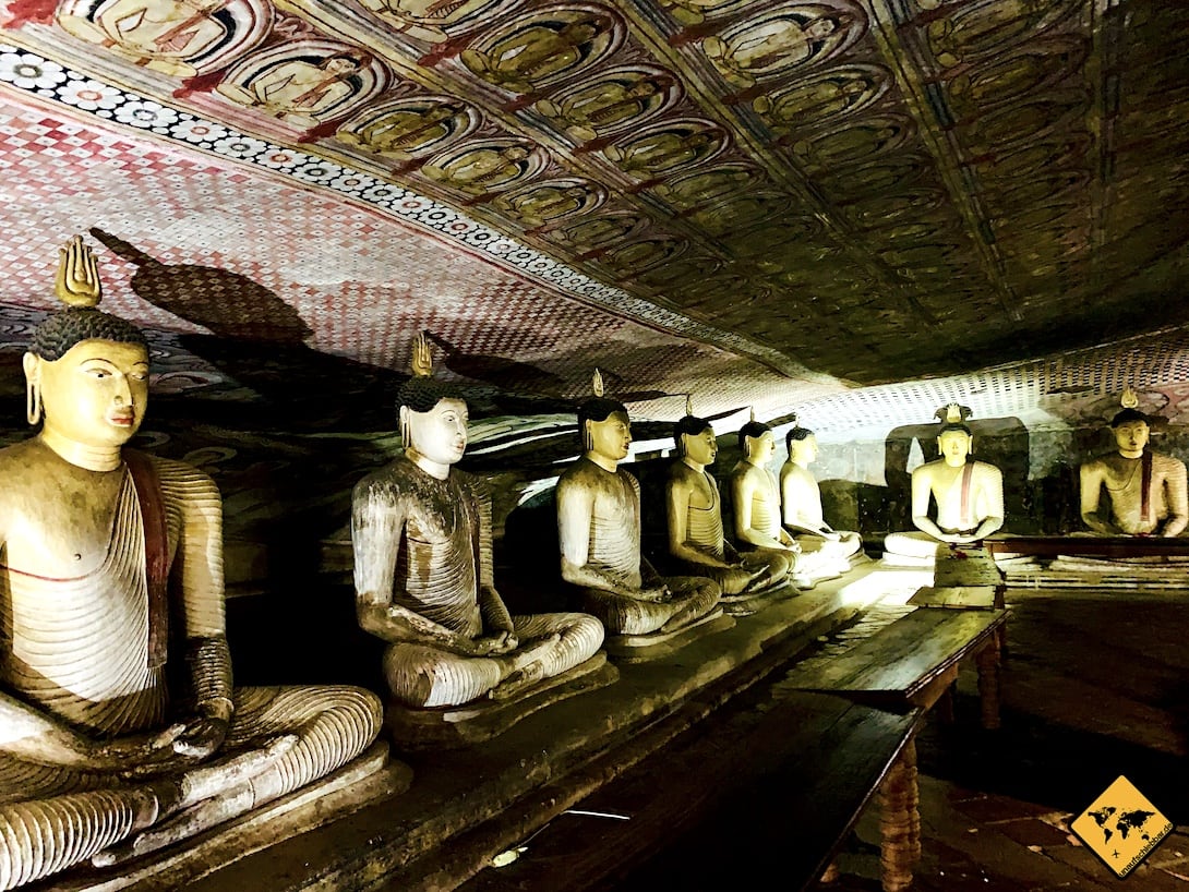 Reihe Buddha Figuren Tempelhöhle Dambulla