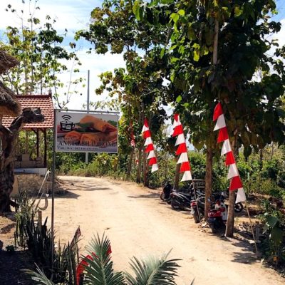 Auf Nusa Penida sind einige Straßen noch Schotterpisten ohne Asphalt.