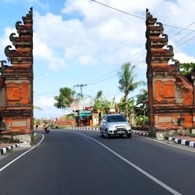 Hier siehst du die Straße, die zum Tanah Lot Tempel führt. Dass die Straßen in der Nähe von Touristen-Attraktionen breit und gut sind, kommt häufig vor.