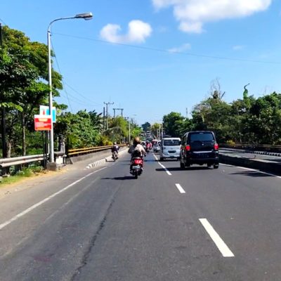 Im Süden von Bali findest du rund um Denpasar auch einige Straßen, die zweispurig in einer Fahrtrichtung sind