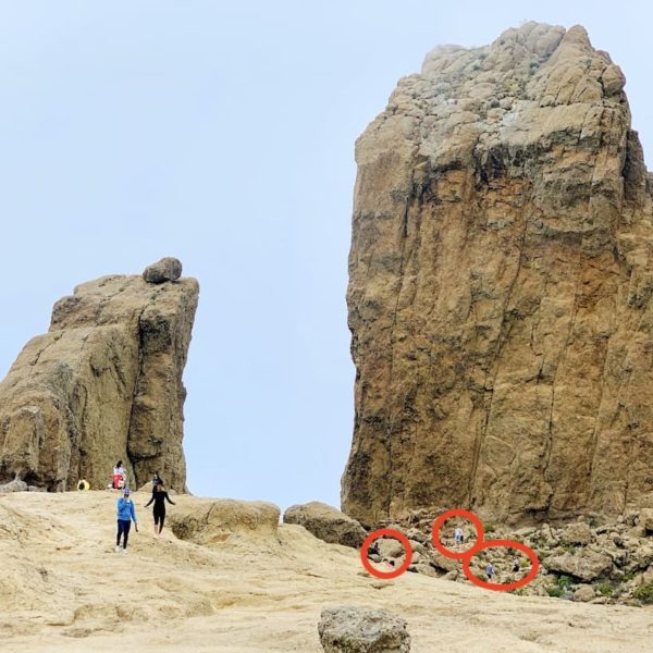 Roque Nublo Monolith Größenvergleich Menschen