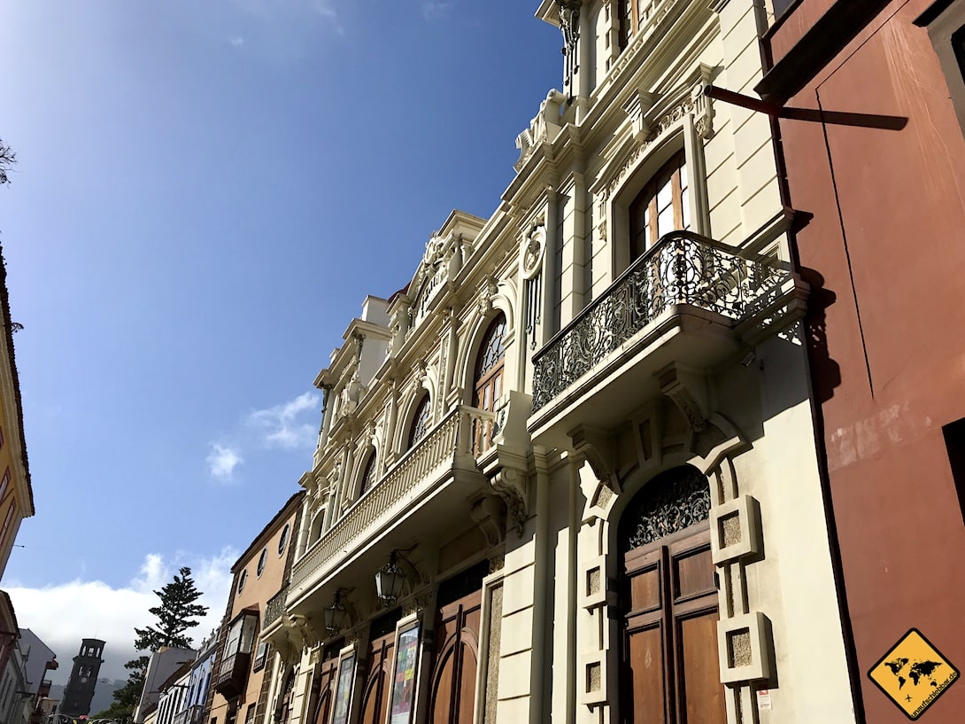 Der Teatro Leal wird von schmalen Balkonen geschmückt