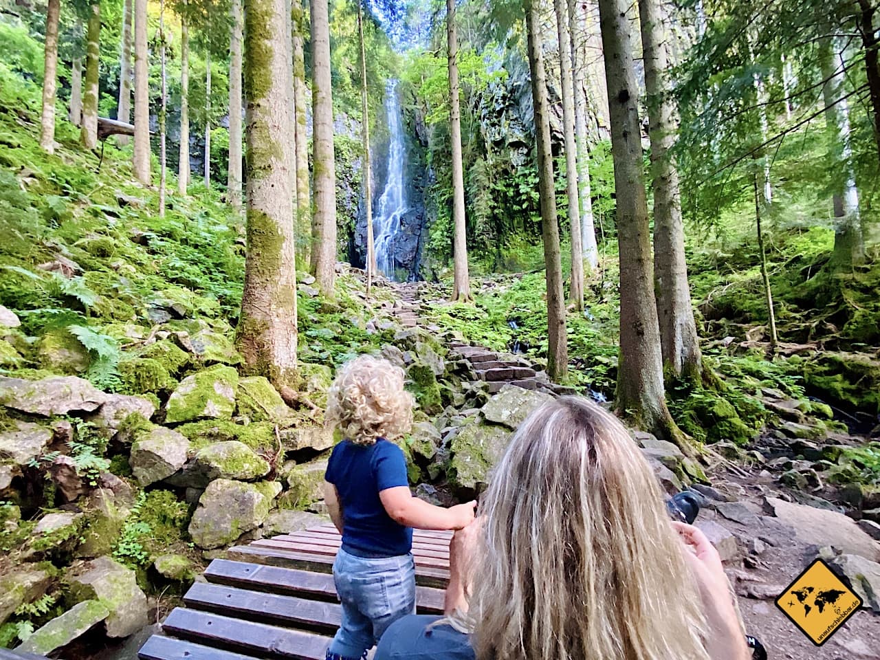 Schwarzwald Sehenswürdigkeiten Burgbachwasserfall Bank