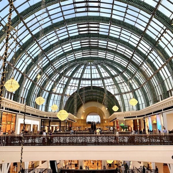 Shopping in Dubai Mall of the Emirates Kuppel