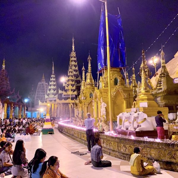 Shwedagon Pagode Myanmar Gebete am Abend