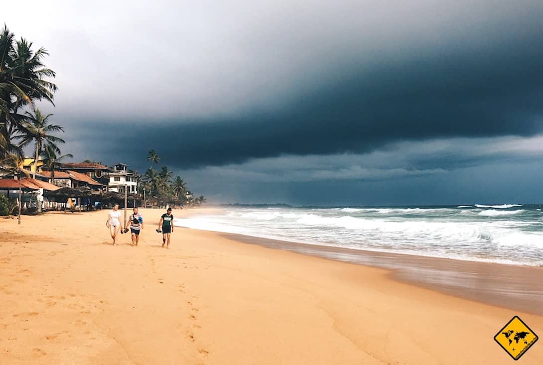 Sri Lanka Strand dunkler Himmel